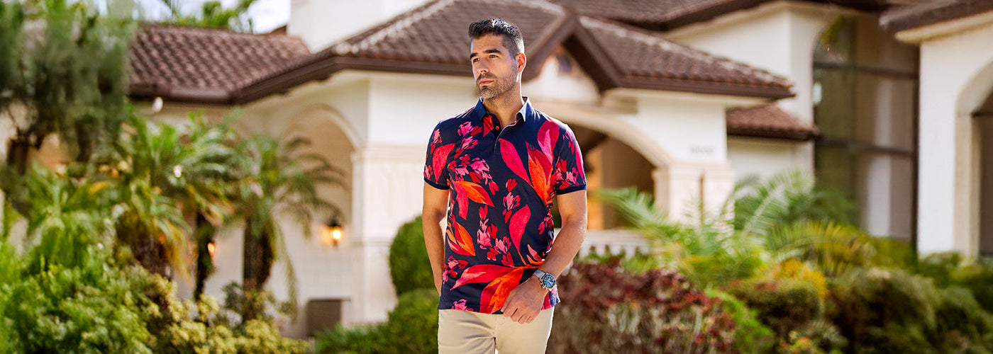Modèle homme portant un polo à motif géométrique sur un terrain de golf entouré d'arbres. Polos Au Noir confortables et élégants pour un look sport chic moderne.