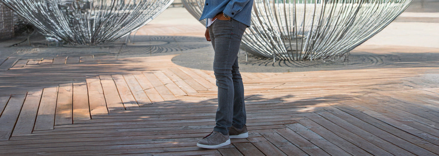 Pantalon jeans homme gris ajusté, look urbain décontracté.