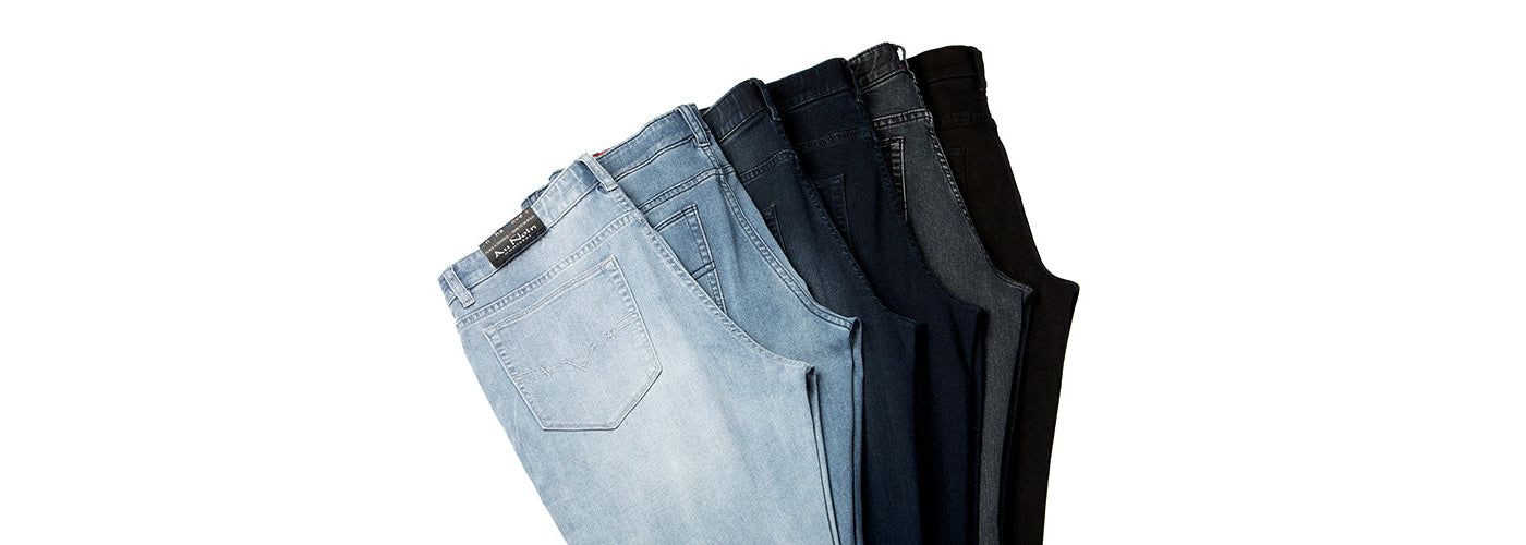 Présentation de plusieurs jeans Au Noir de différentes teintes sur fond clair. Jeans Au Noir modernes offrant style, confort et coupe ajustée pour un look quotidien.