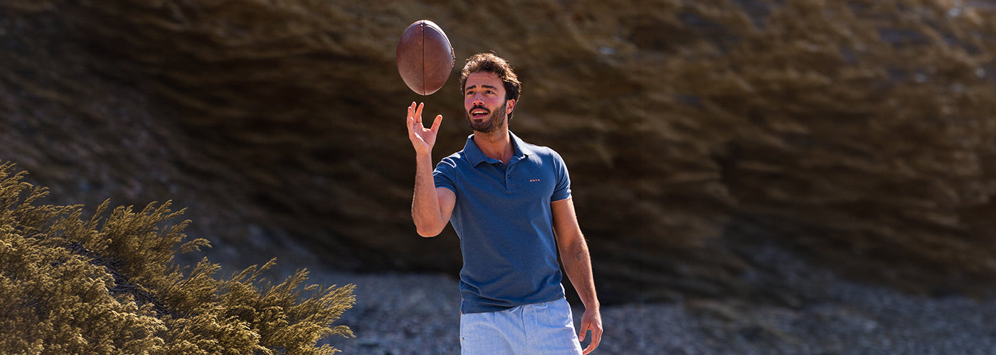 Hommes portant des manteaux et chemises NZA – mode masculine d’inspiration plein air.