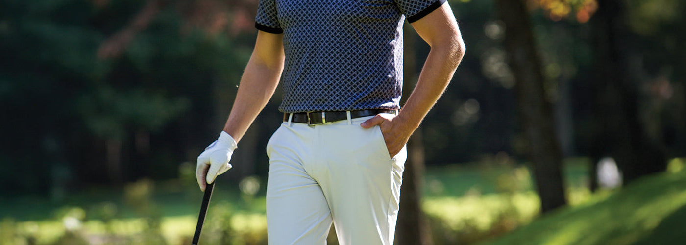 Accessoire ceinture Au Noir porté avec tenue élégante masculine dans un look moderne. Ceintures Au Noir raffinées conçues pour compléter parfaitement votre tenue.
