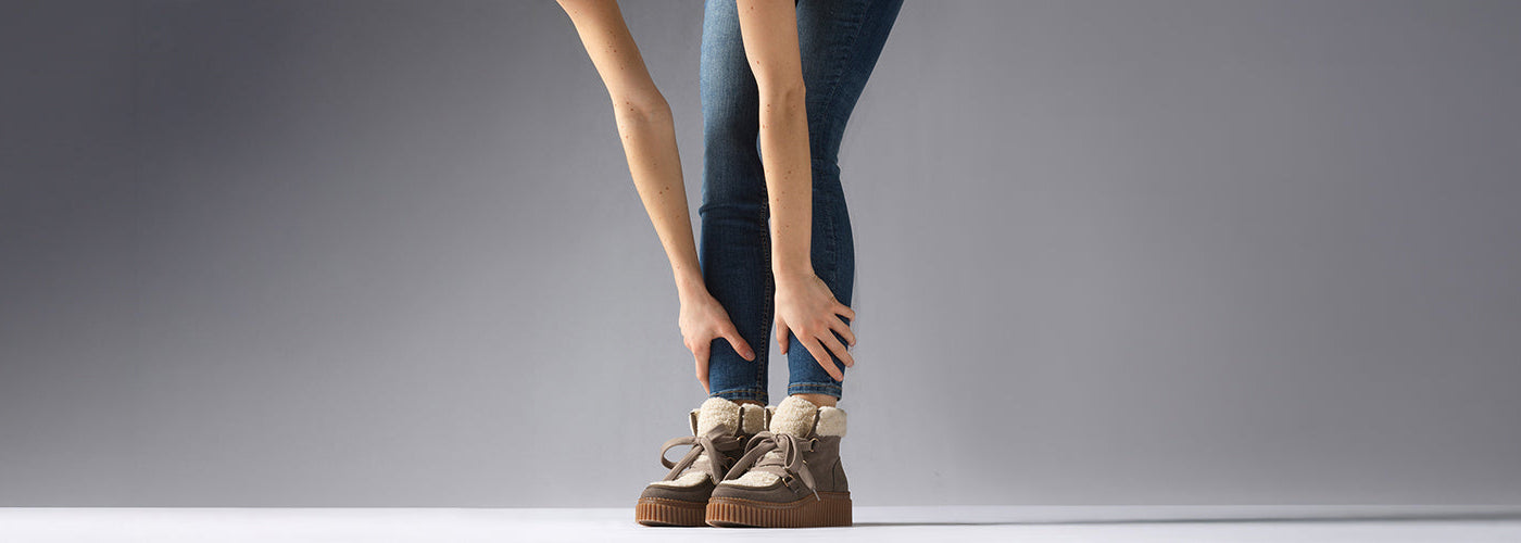 Bottines taupe doublées de matière douce portées avec un jeans ajusté, chaussures pour femme de la collection ILSE JACOBSEN.