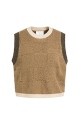 Vue avant du veste sans manches en tricot camel avec col crème, ourlet crème et emmanchures foncées pour femme par YAYA