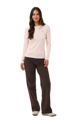 Vue de face sur mannequin du T-Shirt manches longues rayé crème et rose pâle avec petit coeur brodé pour femme par Kaffe