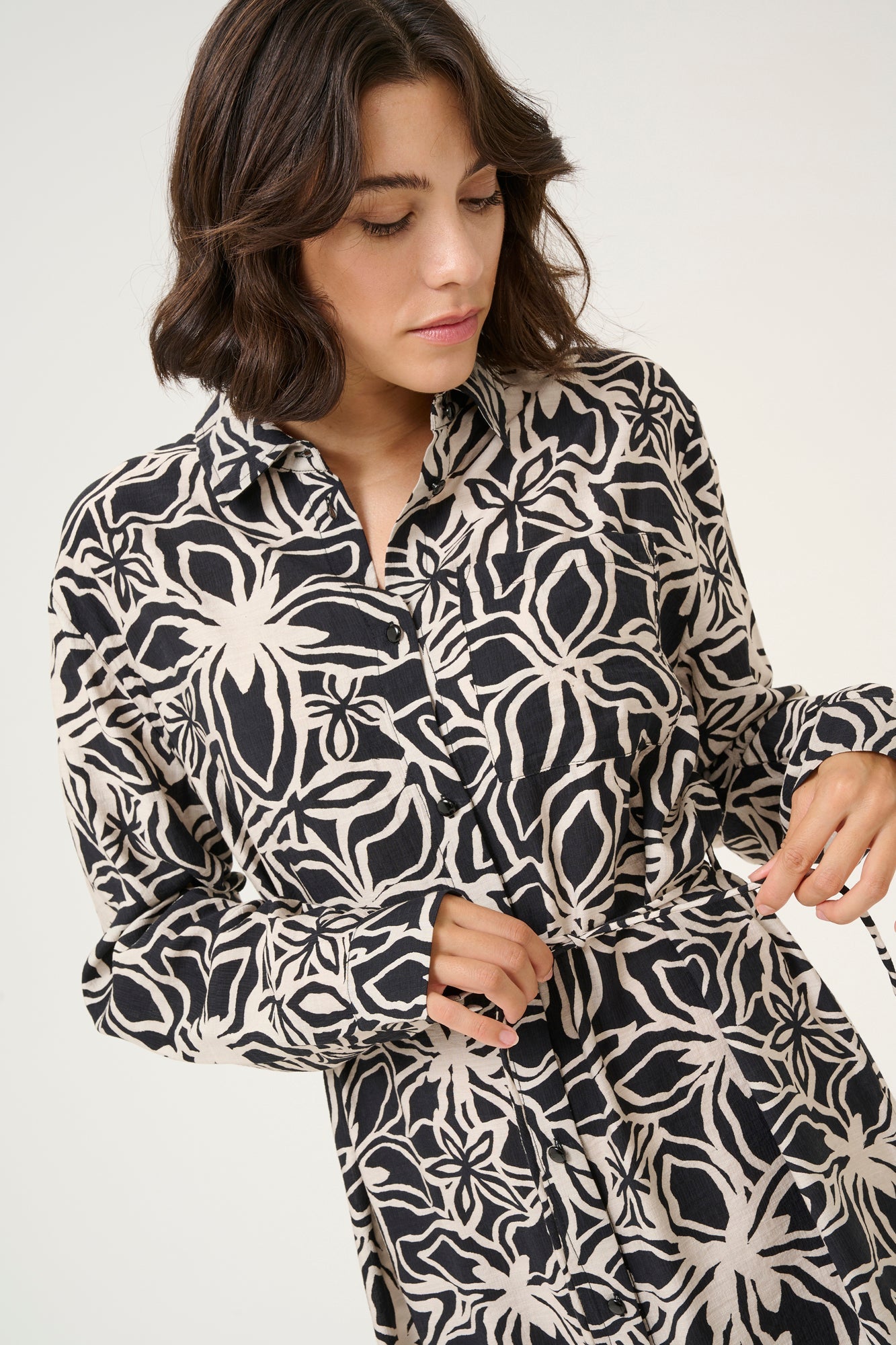 Robe pour femme par Kaffe | 10509605 Noir/Beige Clair | Boutique Vvög, vêtements mode pour homme et femme
