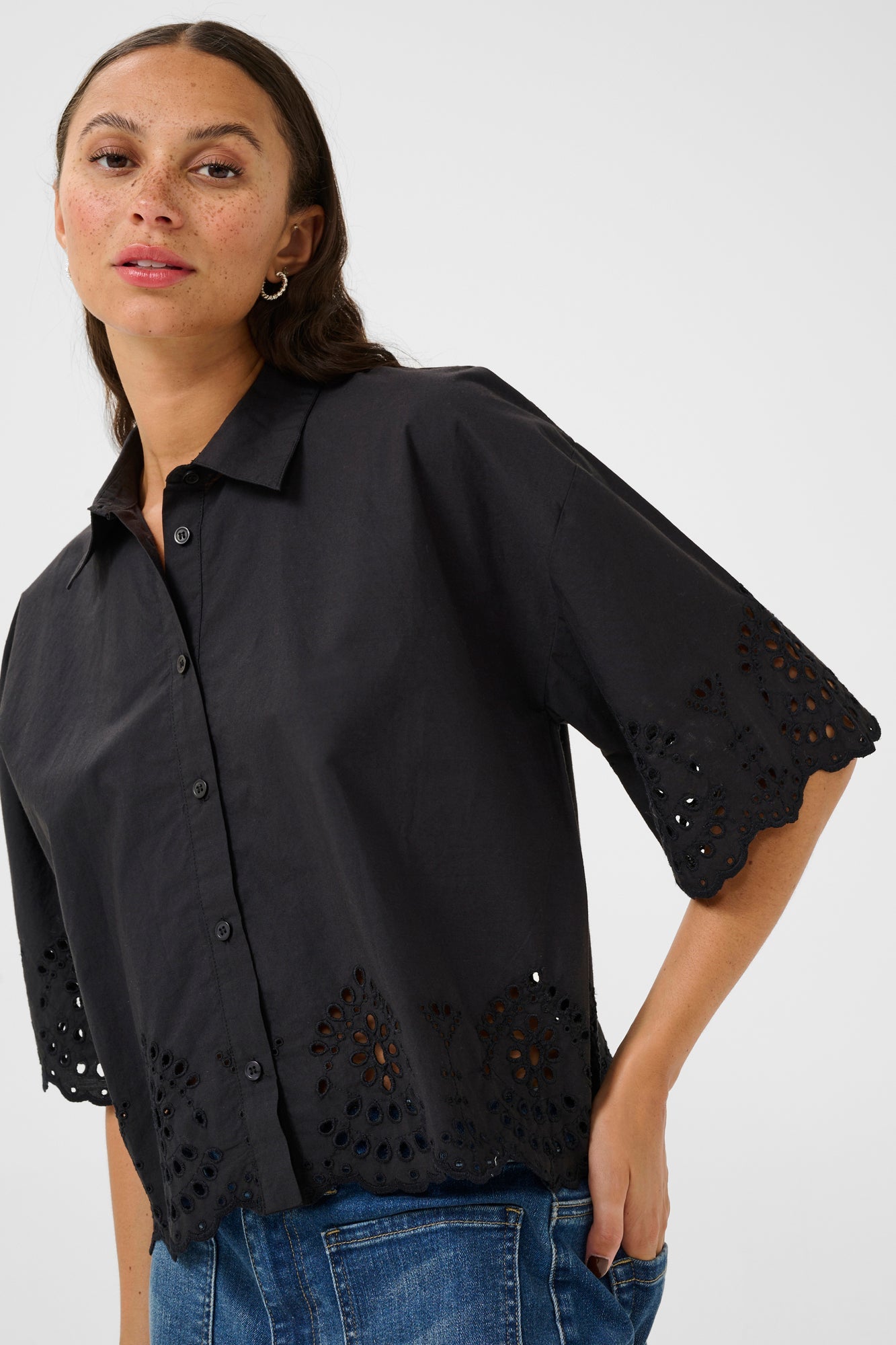 Blouse pour femme par Kaffe | 10510064 Noir Profond | Boutique Vvög, vêtements mode pour homme et femme