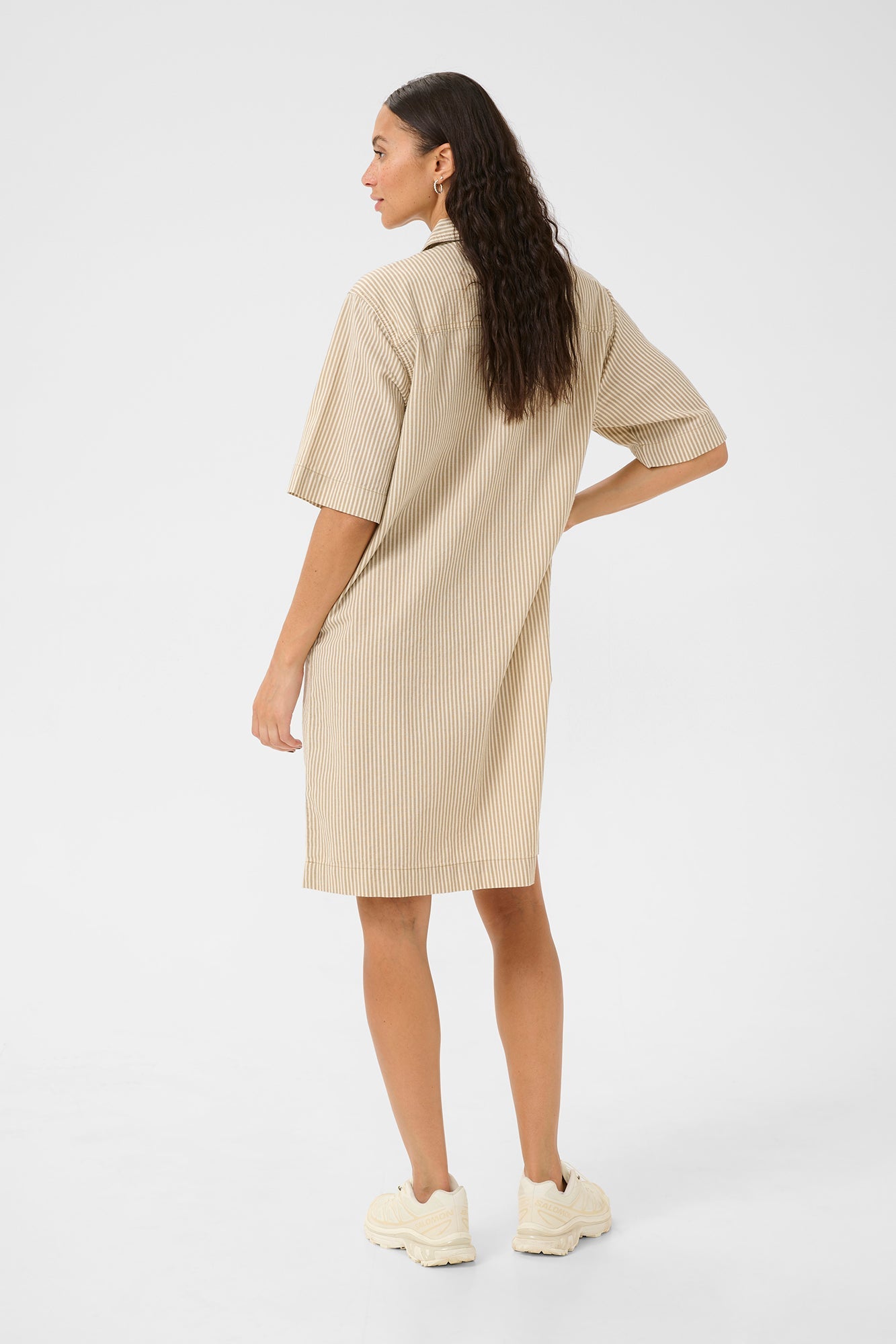 Robe pour femme par Kaffe | 10510107 Chincilla/Blanc | Boutique Vvög, vêtements mode pour homme et femme