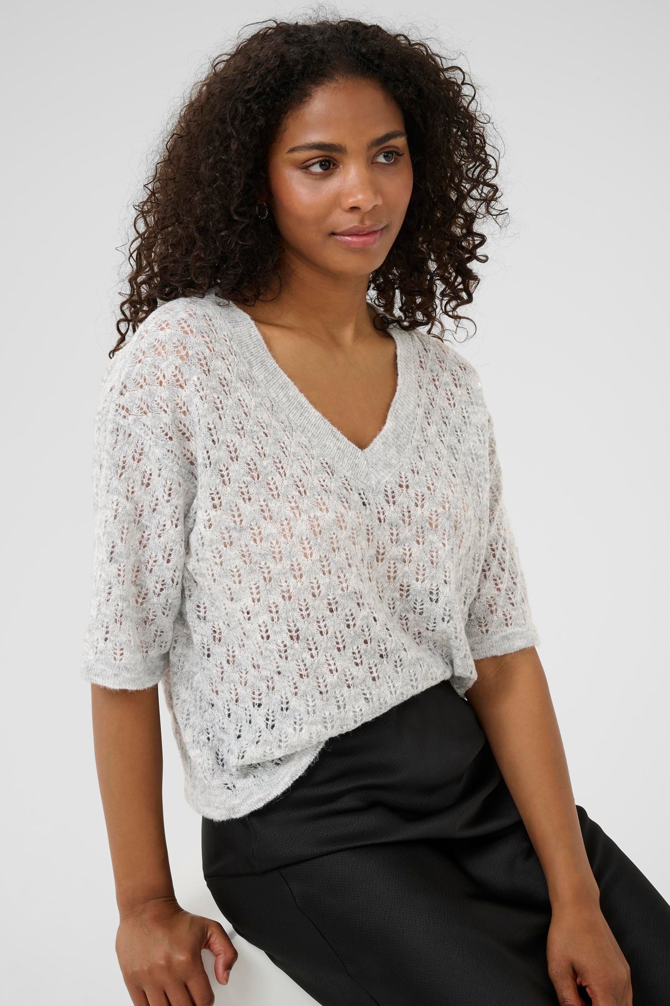 Chandail troué pour femme par Kaffe | 10510171 Mélangé Gris Clair | Boutique Vvög, vêtements mode pour homme et femme