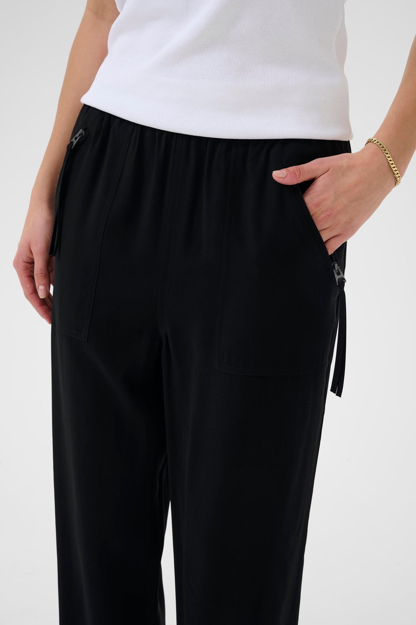 Pantalon pour femme par Kaffe | 10510308 Noir Profond | Boutique Vvög, vêtements mode pour homme et femme