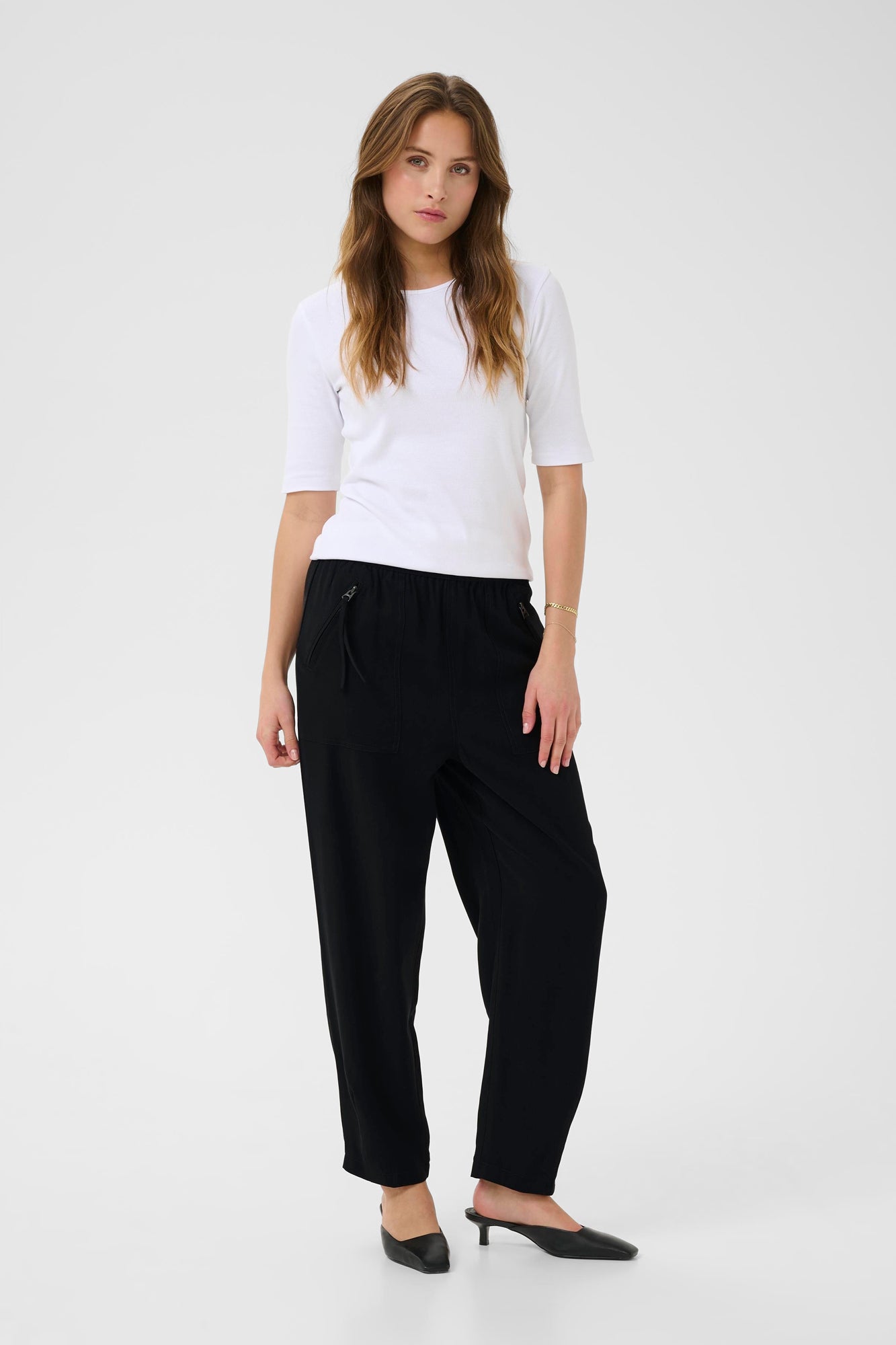 Pantalon pour femme par Kaffe | 10510308 Noir Profond | Boutique Vvög, vêtements mode pour homme et femme
