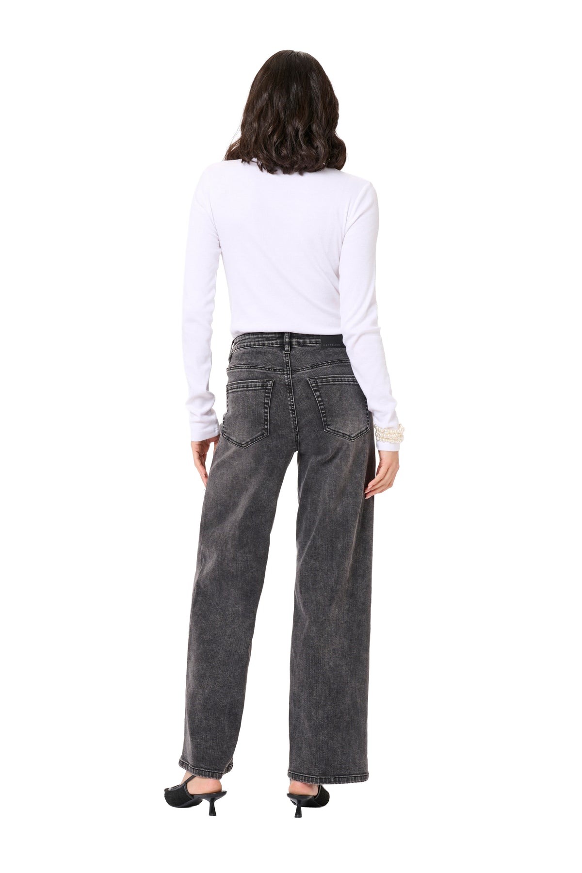 Vue arrière sur mannequin d’une jean à jambe large large noir délavé avec poches arrière pour femme par Kaffe