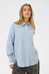 Blouse pour femme par Kaffe | 10511099 Rayure Bleu Poudre | Boutique Vvög, vêtements mode pour homme et femme