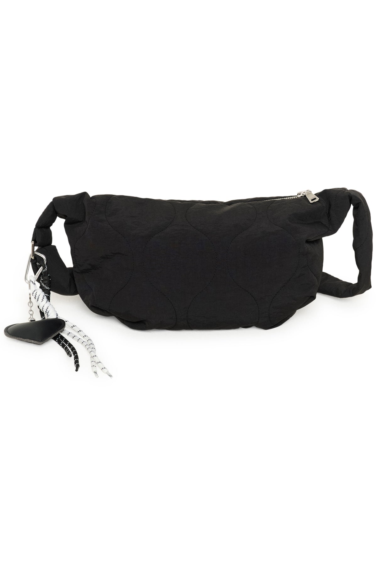 Sac à bandoulière noir matelassée avec courroie latérale ainsi que fermeture zippée ainsi que coeur et cordons pour femme par Kaffe ainsi que vue avant