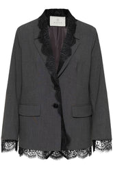 Veston gris foncé de face avec revers crantés, dentelle noire, boutons et poches à rabat, vue produit pour femme par Kaffe
