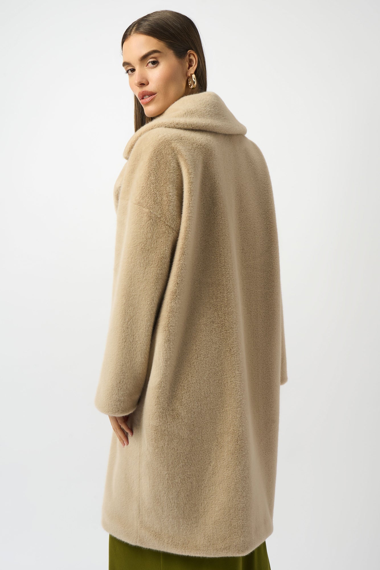 Manteau d'hiver velue pour femme par Joseph Ribkoff | 243902F25 Amande | Boutique Vvög, vêtements mode pour homme et femme