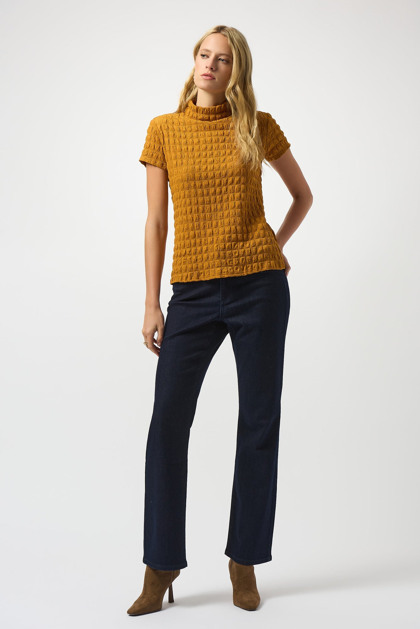 Chandail manches courtes pour femme par Joseph Ribkoff | 253256 Medallion | Boutique Vvög, vêtements mode pour homme et femme