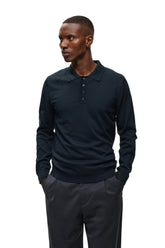 Modèle portant un polo en tricot bleu marine foncé à manches longues avec col, vue de face pour homme par Matinique