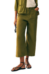 Pantalon écourté vert olive à jambe large, vue de face avec braguette et poches pour femme par White Stuff