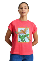 Vue de face sur modèle du t-shirt corail à col rond avec motif perroquet et feuilles pour femme par White Stuff