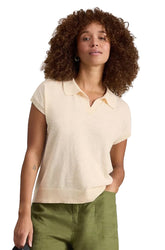 Polo tricot crème à manches courtes, col ouvert et ourlet côtelé pour femme par White Stuff, vue de face