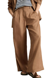 Vue avant sur modèle du pantalon large brun camel avec plis, poches latérales et ourlets cousus pour femme par White Stuff