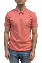 Vue de face du polo corail avec patte à deux boutons et écusson carré BOSS ton sur ton pour homme par HUGO BOSS