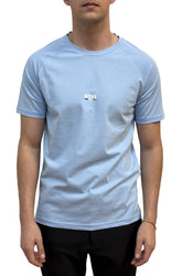 T-shirt bleu pâle à manches courtes avec col rond et logo BOSS centré pour homme par HUGO BOSS, vue de face