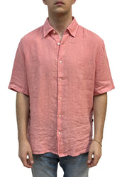 Chemise boutonnée rose corail à manches courtes, avec col pointu et boutons pâles pour homme par HUGO BOSS, vue avant