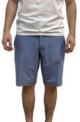 Short bleu pâle aux genoux avec braguette, poches obliques et ourlet cousu pour homme par HUGO BOSS, vue avant
