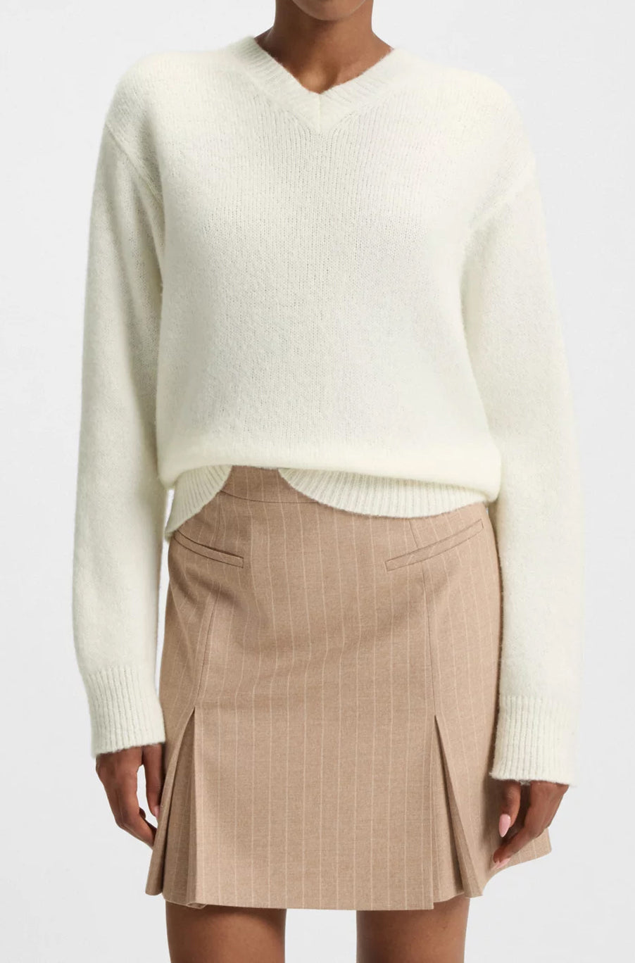 Chandail col V pour femme par HUGO BOSS | 50545092 Ouvert Blanc | Boutique Vvög, vêtements mode pour homme et femme