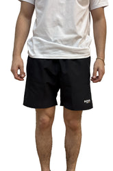 Short BOSS noir avec logo blanc près de l’ourlet inférieur gauche pour homme par HUGO BOSS, vue de face
