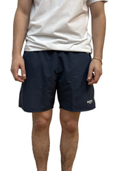 Vue avant d’un short bleu marine foncé au-dessus du genou avec logo BOSS blanc sur une jambe pour homme par HUGO BOSS