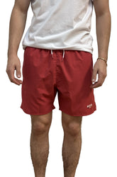 Short de bain rouge avec cordon blanc et logo BOSS près de l’ourlet pour homme par HUGO BOSS, vue de face