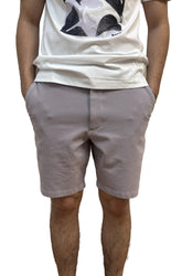 Short gris taupe texturé avec poches obliques et ourlet droit au-dessus du genou pour homme par HUGO BOSS, vue de face
