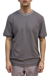 T-shirt gris texturé à manches courtes, col rond côtelé rayé et ourlet droit pour homme par HUGO BOSS, vue de face