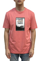 T-shirt corail à manches courtes, vue de face avec imprimé BOSS noir et blanc pour homme par HUGO BOSS