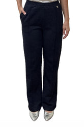 Vue de face du pantalon noir texturé à jambe large avec poches et petit logo argenté pour femme par HUGO BOSS