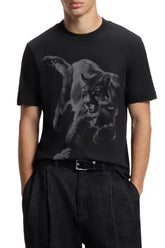 T-Shirt noir à manches courtes avec grand motif puma gris pour homme par HUGO BOSS, vue avant sur mannequin