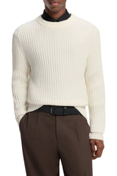 Chandail tricot côtelé blanc cassé à col rond et manches longues pour homme par HUGO BOSS, vue de face sur mannequin