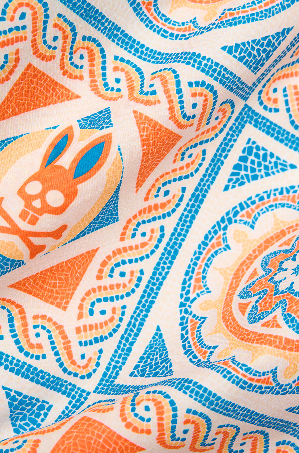 Tissu crème du maillot avec imprimé carreaux bleu et orange à lapins-têtes de mort pour homme par Psycho Bunny, en gros plan