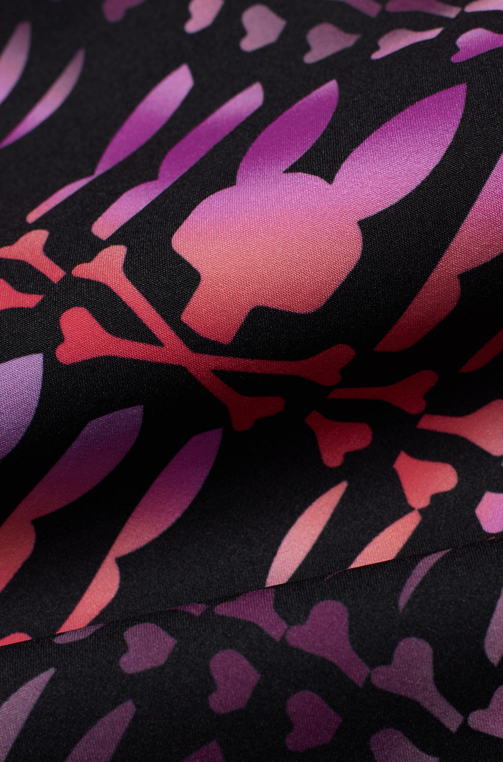 Short maillot noir à imprimé graphique lapin tête de mort rose et mauve avec tissu pour homme par Psycho Bunny, en gros plan