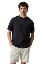T-Shirt noir à col rond vu de face sur modèle, avec manches courtes et poche poitrine pour homme par Garcia