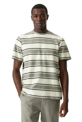 T-Shirt à rayures sauge, crème et marine porté de face, col rond et manches courtes pour homme par Garcia