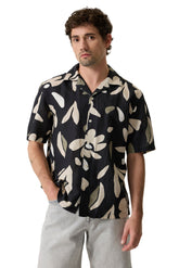 Vue de face de la chemise noire à manches courtes, col camp et motif floral pour homme par Garcia