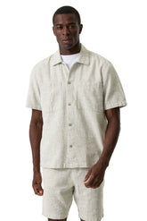 Surchemise boutonnée beige à manches courtes portée de face, poches poitrine et col ouvert pour homme par Garcia