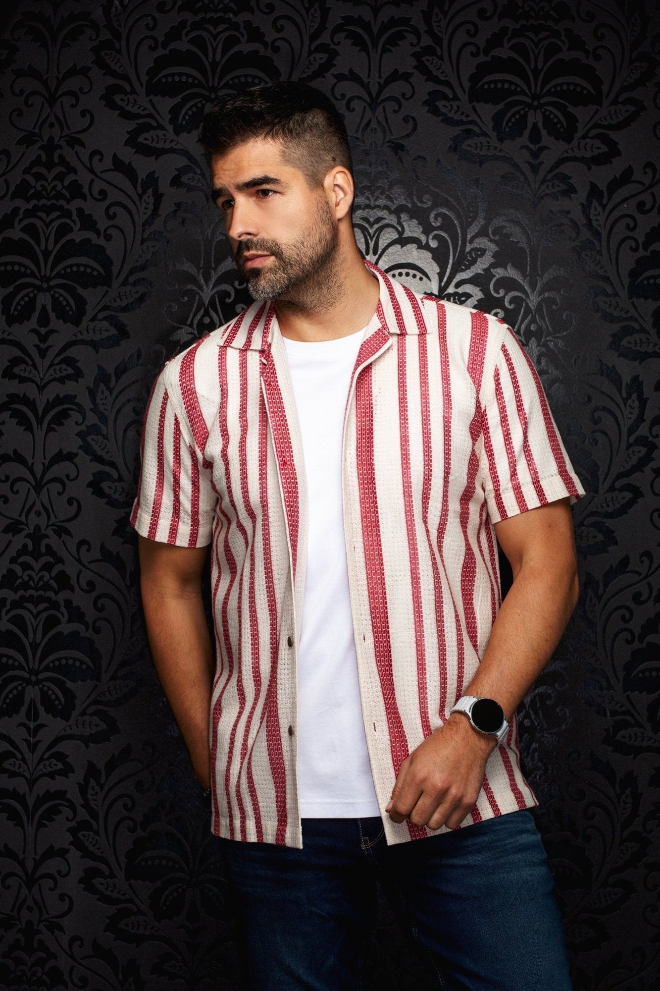 Chemise manches courtes à col ouvert pour homme par Au Noir | RAJ-T Cabernet | Boutique Vvög, inventaire complet de la marque Au Noir