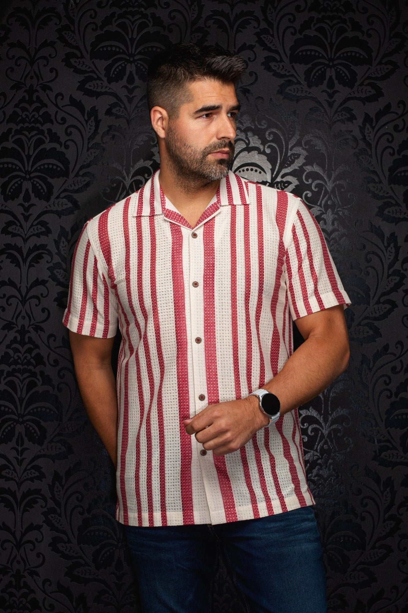 Chemise manches courtes à col ouvert pour homme par Au Noir | RAJ-T Cabernet | Boutique Vvög, inventaire complet de la marque Au Noir