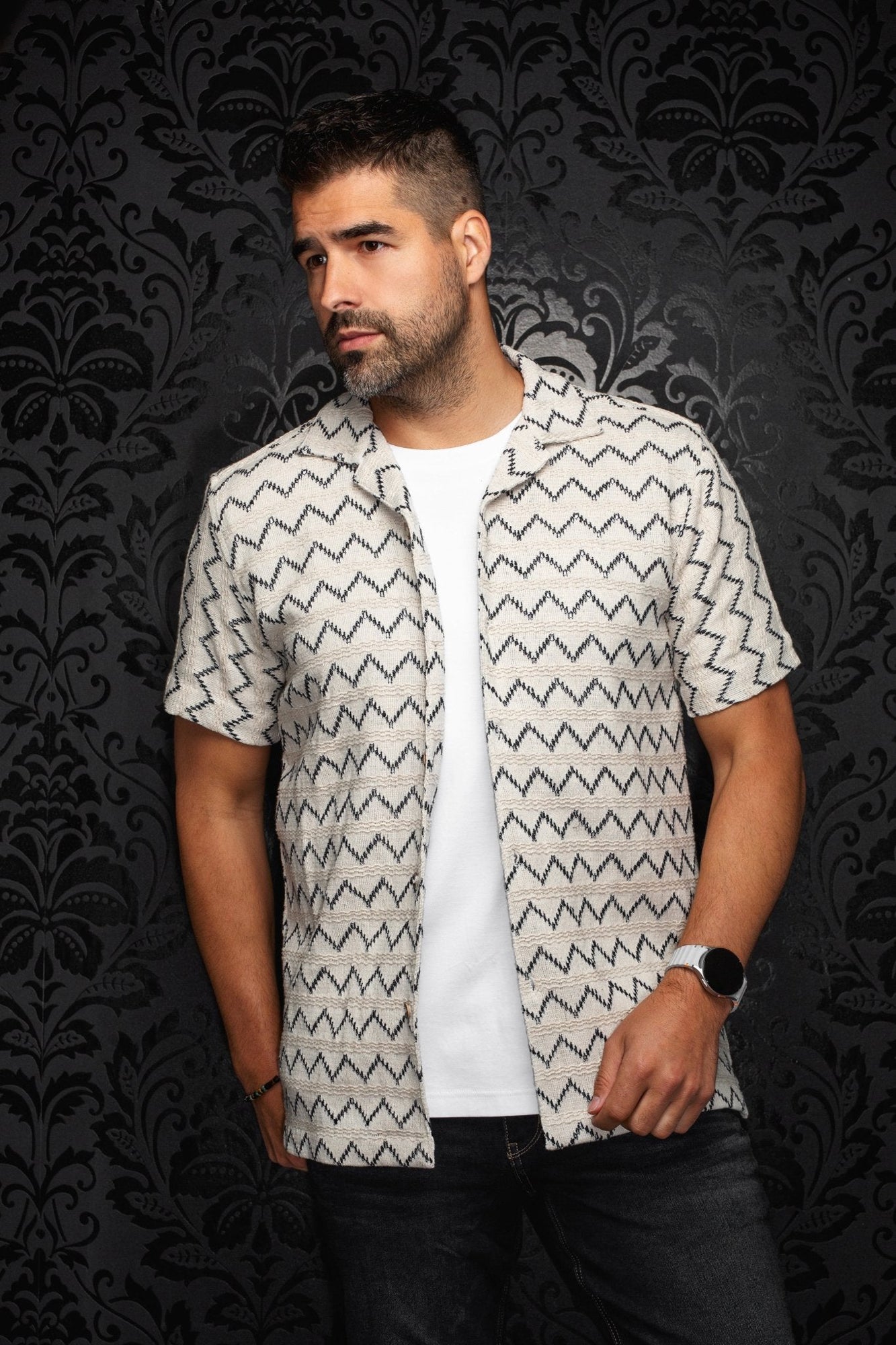 Chemise manches courtes à col ouvert pour homme par Au Noir | RAJ-T Pierre | Boutique Vvög, inventaire complet de la marque Au Noir