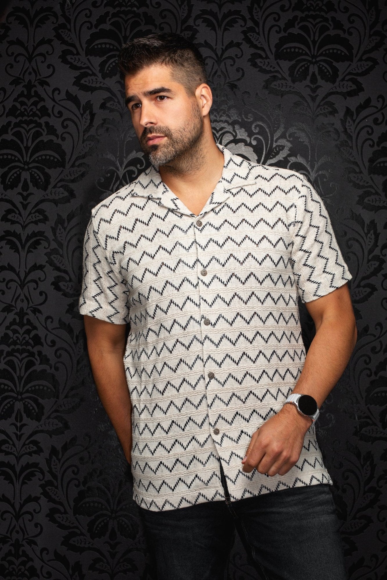 Chemise manches courtes à col ouvert pour homme par Au Noir | RAJ-T Pierre | Boutique Vvög, inventaire complet de la marque Au Noir