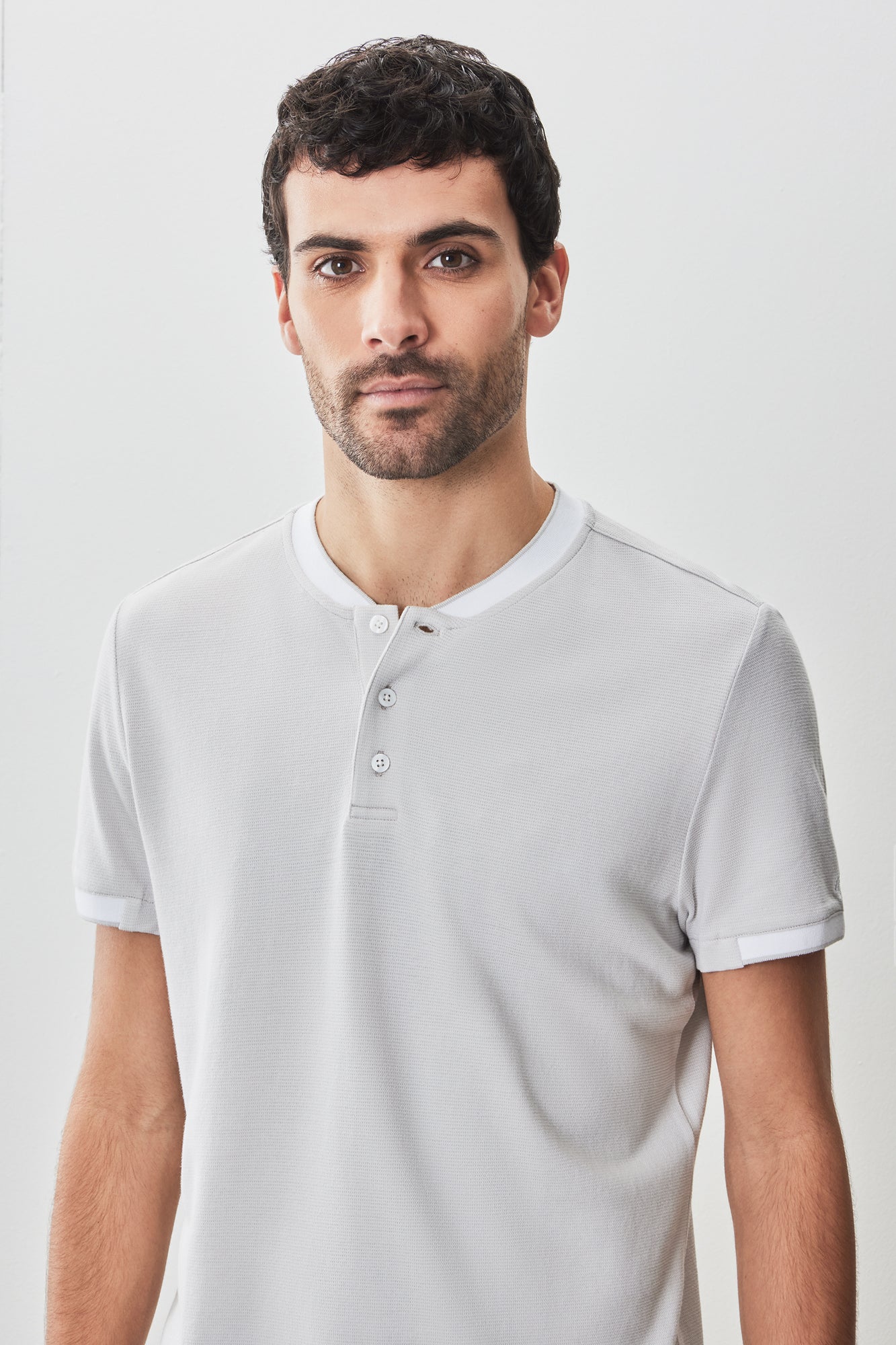 T-Shirt henley pour homme par Robert Barakett | RB51166 Tessio Gris Clair | Boutique Vvög, vêtements mode pour homme et femme
